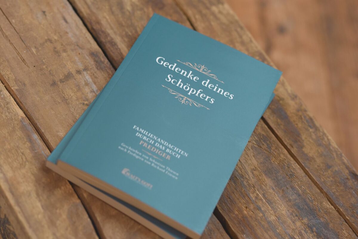 Das Buch „Gedenke deines Schöpfers“ auf einem Holztisch