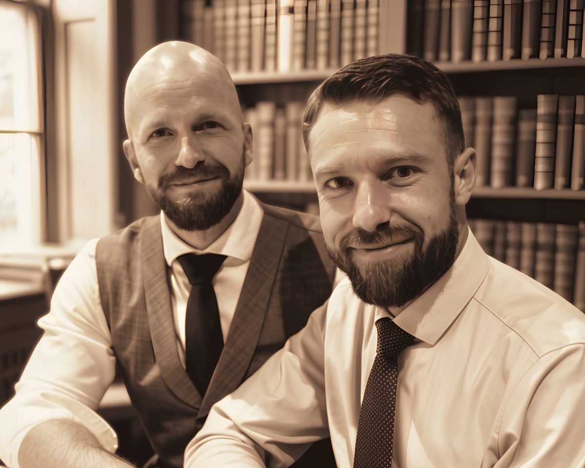 Richard Friesen (rechts) und Sebastian Thiesen (links) vor einem Bücherregal